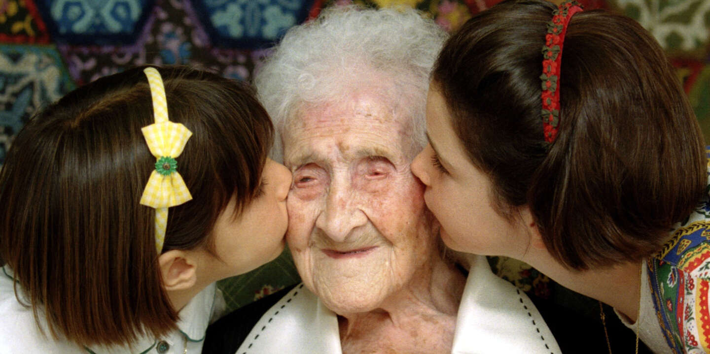 The World's oldest woman, Jeanne Calment, 120 years old, is kissed by two young girls during a special ceremony in a retirement home in Arles, Southern France, February 21, 1995.   REUTERS/Jean-Paul Pelisser/File Photo - TM3ECA50UFL01