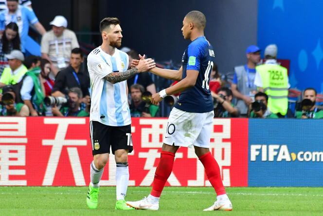 Lionel Messi et Kylian Mbappé après la victoire française lors du huitième finale entre l’Argentine et la France (4-3) grâce à des buts de Griezmann, Pavard et un doublé de Mbappé.