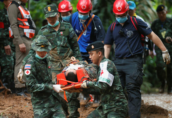 Les secouristes simulent l’évacuation d’une victime sur civière près de l’entrée de la grotte de Tham Luang, le 30 juin 2018, en Thaïlande.