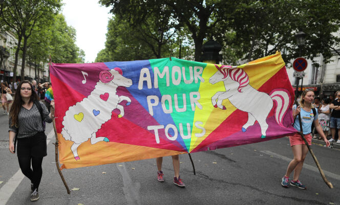 « Les lesbiennes et femmes bi ne se retrouvent pas nécessairement dans les discours et pratiques de nombreuses associations LGBT », rappelle Flora Bolter.