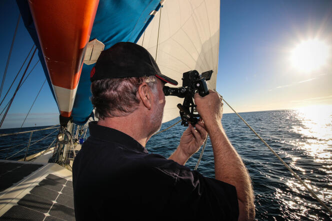 Le skippeur Australien Mark Sinclair, à bord de « Coconut », fait le point au sextant.