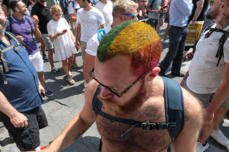 Aux abords du cortèges du tête, un participant aux couleurs de la gay pride.