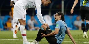 ADRIAN DENNIS / AFP Portugal's forward Cristiano Ronaldo (L) checks on Uruguay's forward Edinson Cavani during the Russia 2018 World Cup round of 16 football match between Uruguay and Portugal at the Fisht Stadium in Sochi on June 30, 2018. RESTRICTED TO EDITORIAL USE - NO MOBILE PUSH ALERTS/DOWNLOADS / AFP / Adrian DENNIS / RESTRICTED TO EDITORIAL USE - NO MOBILE PUSH ALERTS/DOWNLOADS