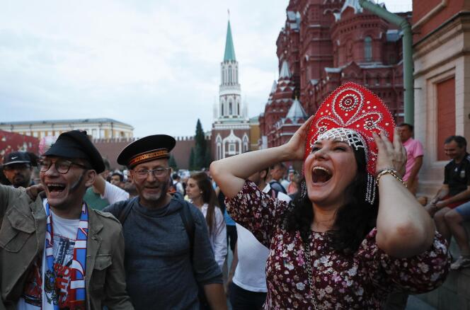 Des supporteurs russes dans le centre de Moscou, le 1er juillet.