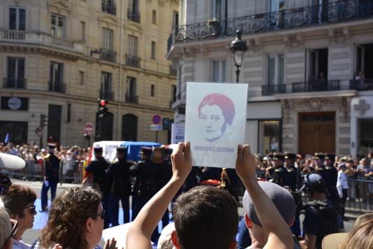 Les cercueils de Simone et d'Antoine Veil remontent la rue Soufflot portés par la Garde républicaine, lors de l'entrée du couple au Panthéon, le dimanche 1er juillet.