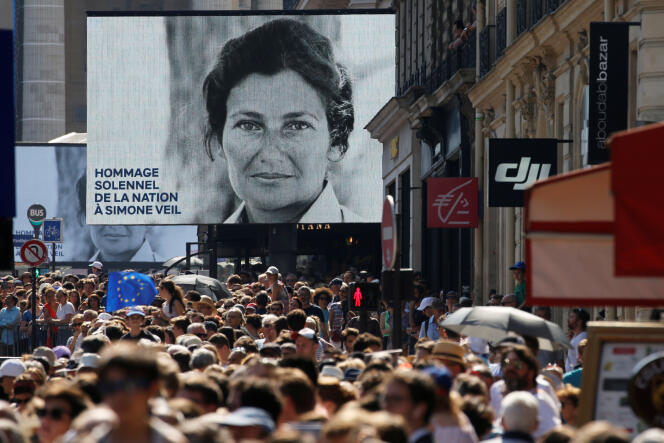La foule rassemblée en hommage à Simone Veil, devant le Panthéon, à Paris, dimanche 1er juillet.