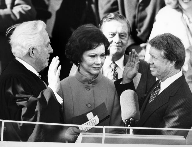 Warren Burger fait prêter serment à Jimmy Carter en tant que 39ᵉ président des Etats-Unis, à coté de Rosalynn Carter, à Washington, le 20 janvier 1977. 