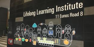 Lifelong Learning Institute, à Singapour : « J’ai pu y entrevoir la façon dont les pouvoirs publics essayent de favoriser l’apprentissage de la population, la ville-Etat ne pouvant compter que sur sa ressource humaine. Cette volonté s’est notamment manifestée par la création du Lifelong Learning Institute, une sorte de grande bibliothèque accessible à tous. L’on y vient pour recueillir des conseils de carrière, suivre des cours, s’informer… » (Nicolas Rousseaux)