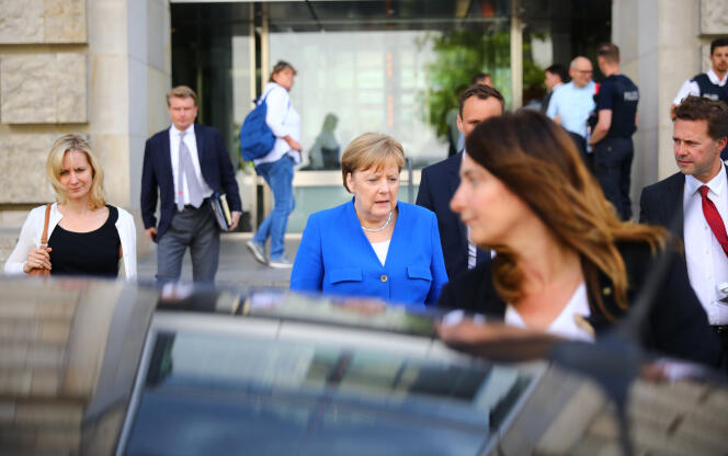 La chancelière allemande Angela Merkel quitte la réunion entre son parti de centre droit, la CDU, et la droite bavaroise, la CSU, à Berlin le 2 juillet.