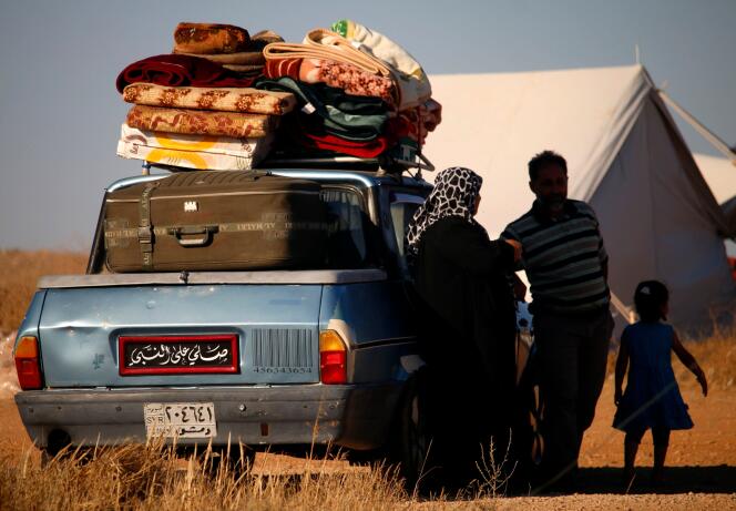 Des Syriens fuyant Deraa attendent de pouvoir traverser la frontière jordanienne, le 1er juillet.