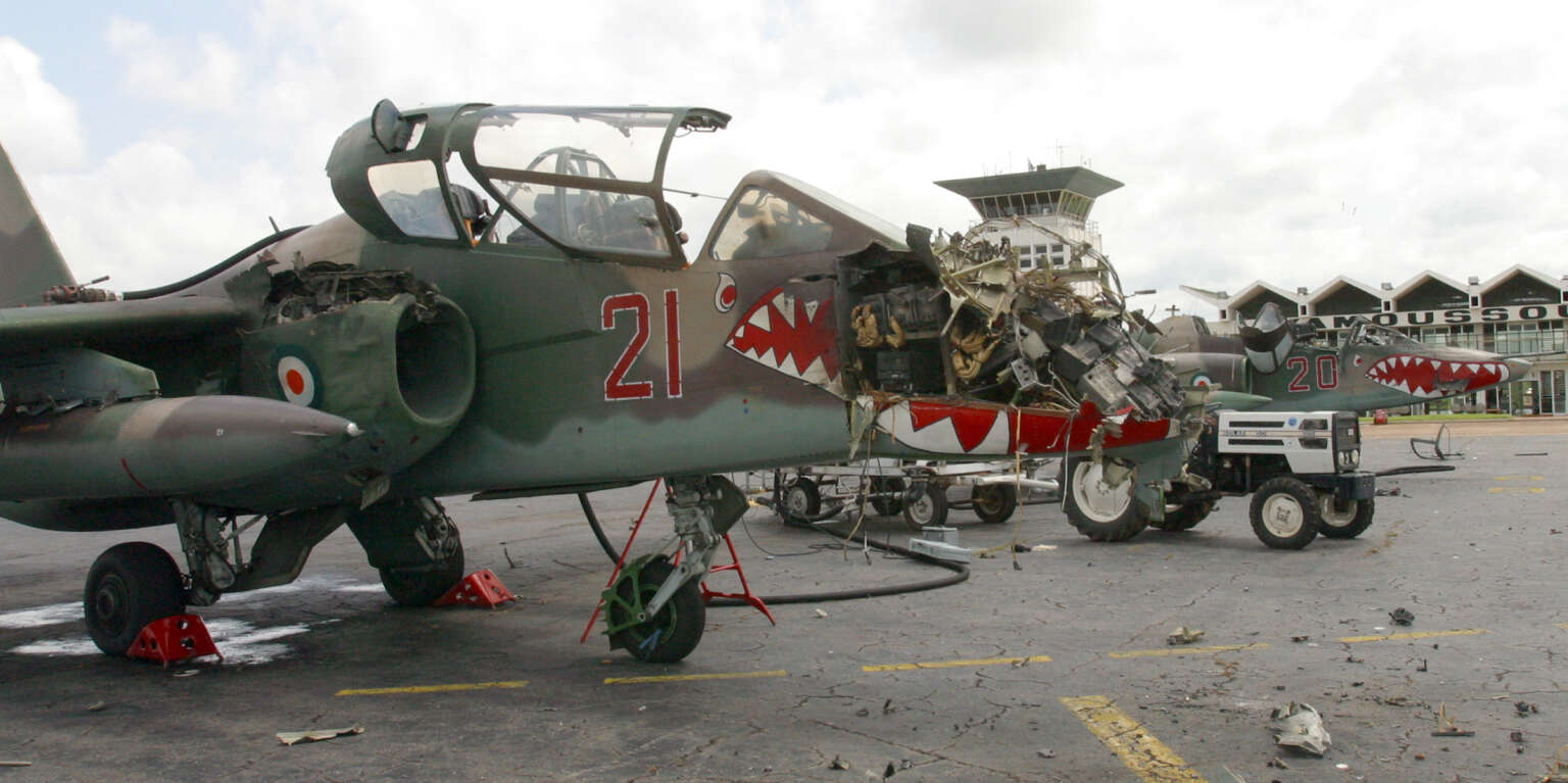 Un avion de chasse de l’armée de l’air ivoirienne détruit sur ordre du président Jacques Chirac, à Yamoussoukro le 8 novembre 2004.