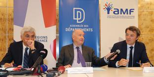 JACQUES DEMARTHON / AFP De gauche à droite : Hervé Morin, président de Régions de France, Dominique Bussereau, président de l’Association des départements de France, et François Baroin, président de l’association des maires de France, à Paris, le 3 juillet.