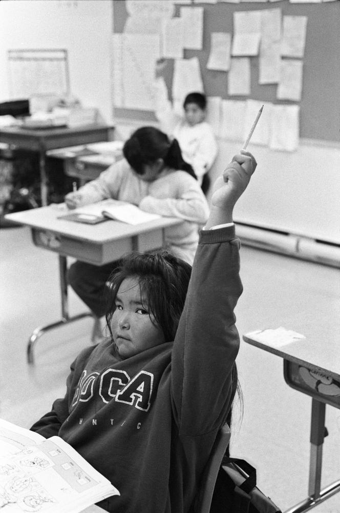 Jeunes Innus à l’école publique Kanatamat, à Schefferville, Québec, 1995.