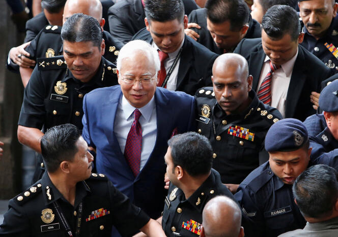 L’ex-premier ministre malaisien Najib Razak est conduit au tribunal de Kuala Lumpur, mercredi 4 juillet.