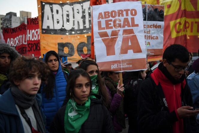 Rassemblement pour le droit à l’avortement, près du Congrès argentin, à Buenos Aires, le 3 juillet.