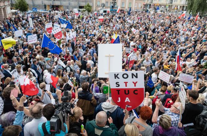 Manifestation de soutien à la cour suprême polonaise à Varsovie mercredi 4 juillet.