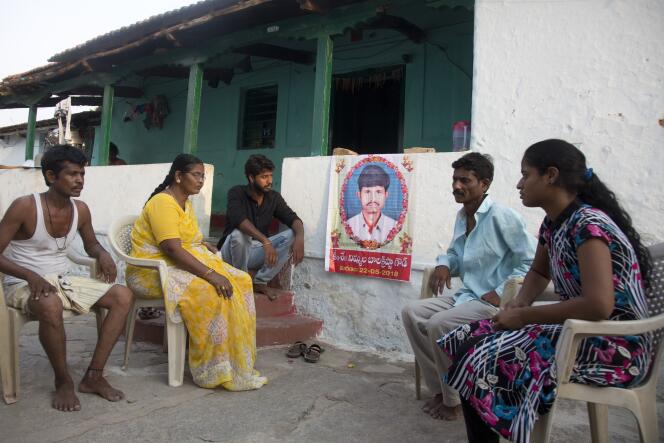 Le 25 mai, la famille de Bala Krishna se recueille autour de son portrait. Il a été lynché dans le village de Jiyapalli, à la suite de fausses rumeurs sur les réseaux sociaux.