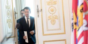GEORG HOCHMUTH / AFP Sebastian Kurz, le chancelier autrichien, et derrière lui Heinz-Christian Strache, le dirigeant du parti d’extrême droite FPÖ, à Vienne, le 3 juillet.