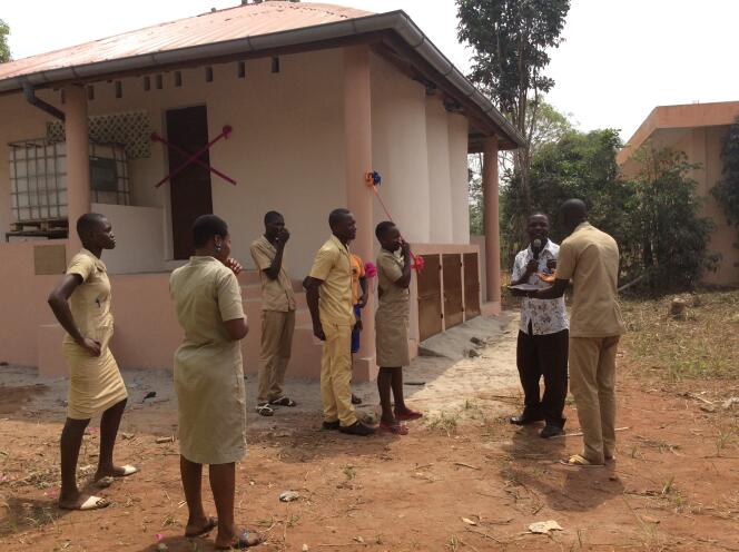 Latrines au sein du collège de Zounguè, à Dangbo (Bénin), construites par l’ONG Plan Futur et la Fondation Ben-In-Connection en février 2016. Le bâtiment comprend trois toilettes et deux urinoirs, écologiques.