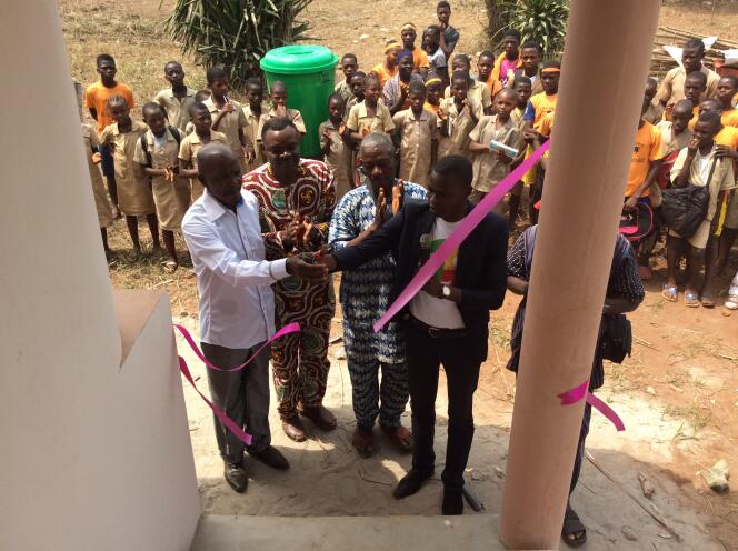 Inauguration, en février 2016, des premières  latrines dans le collège de Zounguè, à Dangbo (Bénin), qui compte plus de mille élèves.