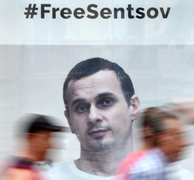 « En grève de la faim, Oleg Sentsov ne demande pas sa libération, mais celle des soixante-dix prisonniers politiques ukrainiens. » (Affiche en faveur de la libération de Sentsov dans Kiev, le 5 juillet).