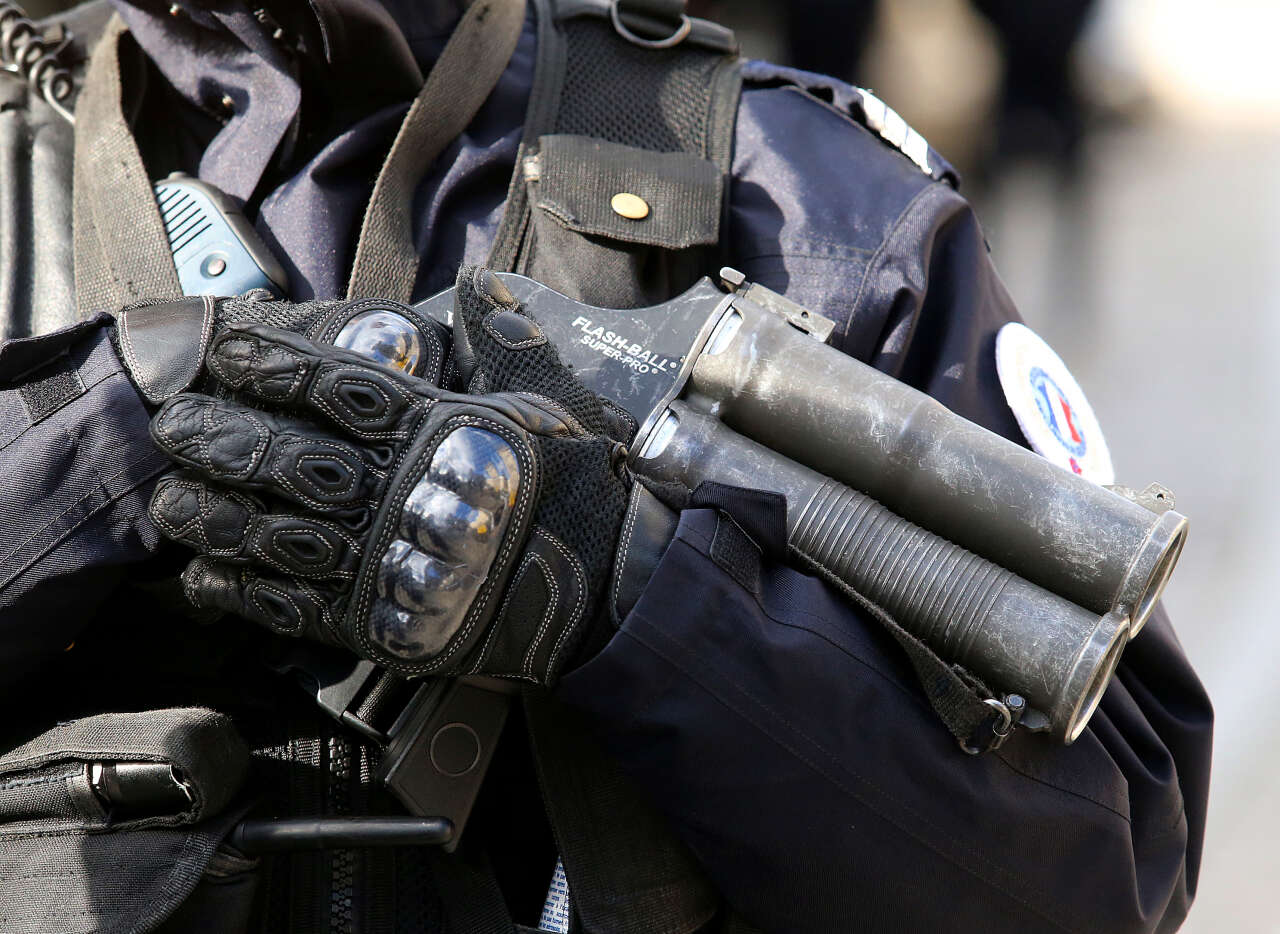 Un policier tenant un lanceur de balle de défense, communément appelé Flash-Ball, le 15 février 2016, à Reims.