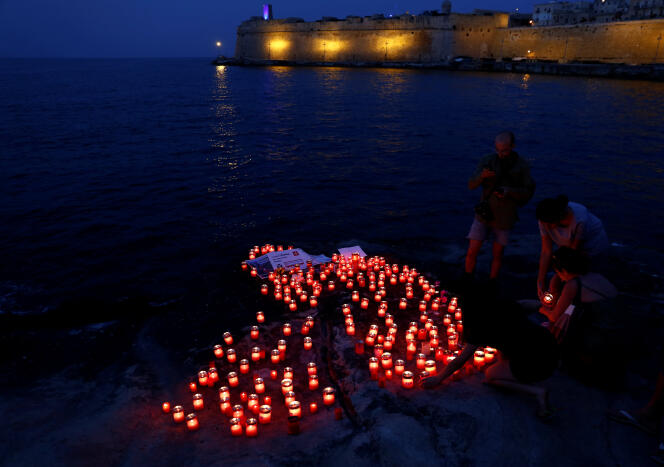 Des bougies sont placées sur l’eau en hommage aux migrants morts en Méditerranée.