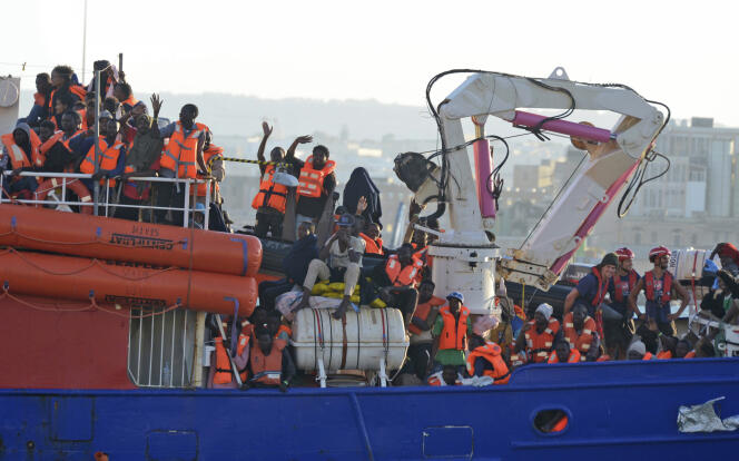 Arrivée du bateau « Lifeline » après le sauvetage de 52 migrants, à La Valette, le 27 juin.