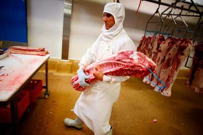 Dans les abattoirs de Sainte-Cécile, en 2018, dans la Manche.
