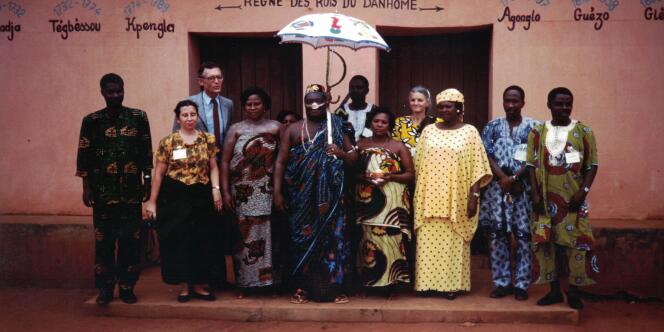 Le roi Dédjalagni Agoli-Agbo devant l’un des palais d’Abomey, en 1995.