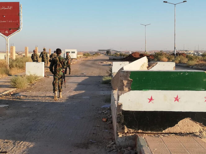 Des soldats syriens au poste frontière de Nassib, le 6 juillet.