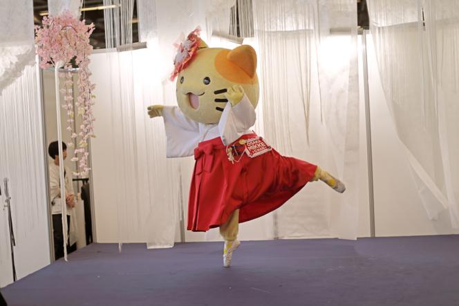 Mikke Chan, la mascotte de la ville d’Osaka, dansant à la Japan Expo en 2018.