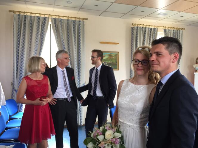 Marine et Alexandre posent pour leurs invités après leur mariage, à la mairie d’Octeville-sur-Mer, le 9 juin 2018.