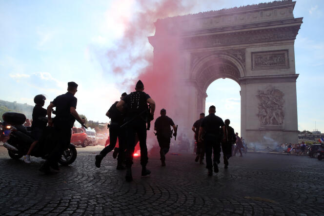 Des policiers à Paris durant le quart de finale entre la France et l’Uruguay, le 6 juillet.