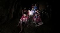 Les moussons menacent de faire monter les eaux qui maintiennent prisonniers 12 enfants et leur coach de football dans la grotte de Tham Luang, en Thaïlande.