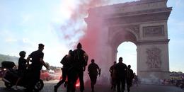 Des policiers à Paris durant le quart de finale entre la France et l’Uruguay, le 6 juillet.