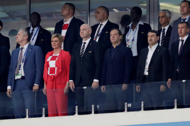 Kolinda Grabar-Kitarovic, entourée notamment du président de la FIFA, Gianni Infantino, et du premier ministre russe, Dmitry Medvedev.