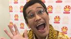 Durant une interview vidéo pour « Le Monde » lors de la Japan Expo, l’humoriste japonais Piko Taro a pu faire des selfies. Il a aussi raconté l’origine de sa chanson « Pen-Pineapple-Apple-Pen ».