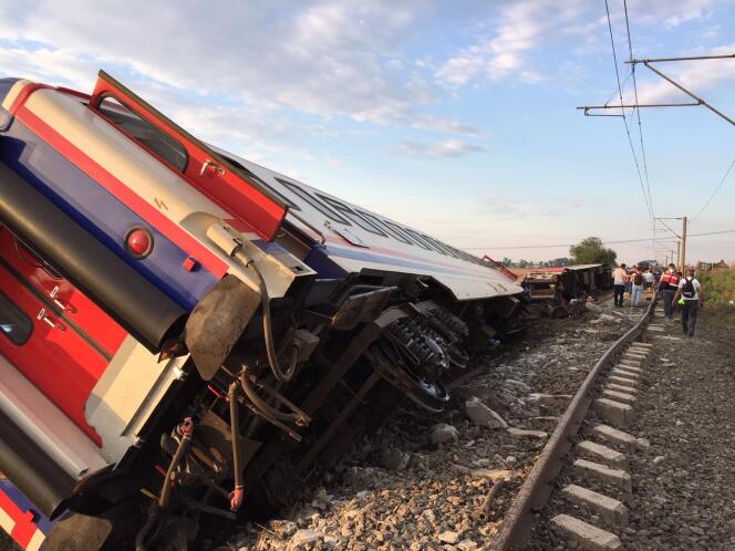 Le déraillement d’un train, dans la région de Tekirdag, dans le nord-ouest de la Turquie, en Turquie d’Europe, a fait au moins 24 morts et des dizaines de blessés dimanche 8 juillet, rapporte la télévision publique TRT Haber, citant le ministère de la santé.