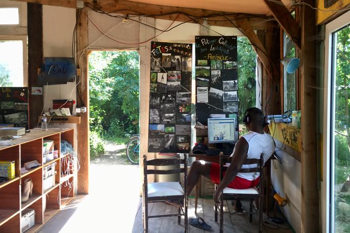 Le « Quartier libre des Lentillères » se veut aussi un lieu d’accueil pour des personnes en situation de précarité, comme les migrants et les Roms. Ici, en novembre 2018.