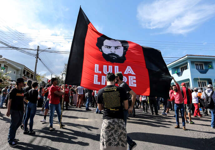 Des partisans de l’ex-président brésilien Lula devant les locaux de la police fédérale, à Curitiba, le 8 juillet.