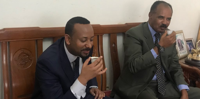 Le premier ministre éthiopien Abiy Ahmed (à gauche) accueilli par le président érythréen Isaias Afwerki.