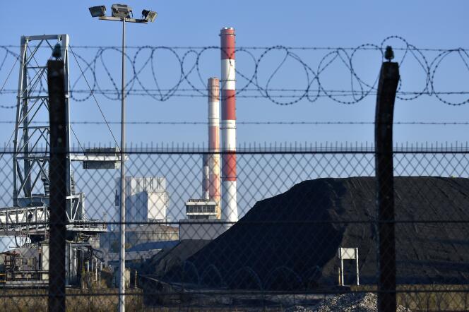 Un stock de charbon à la centrale électrique EDF de Cordemais (Loire-Atlantique), en octobre 2016.