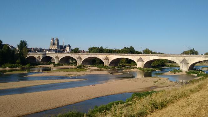 La Loire, sauvage, traverse la ville et promet de belles balades sur ses berges.