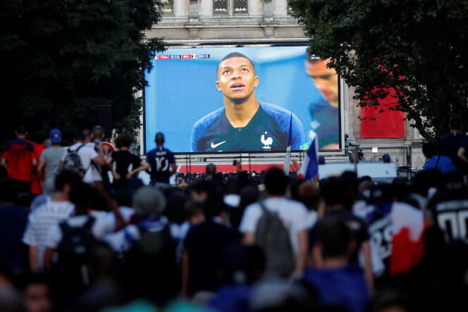 Gros plan de Kylian Mbappé, sur l’écran géant de la fan-zone de l’Hôtel de Ville, à Paris, le 10 juillet 2018.