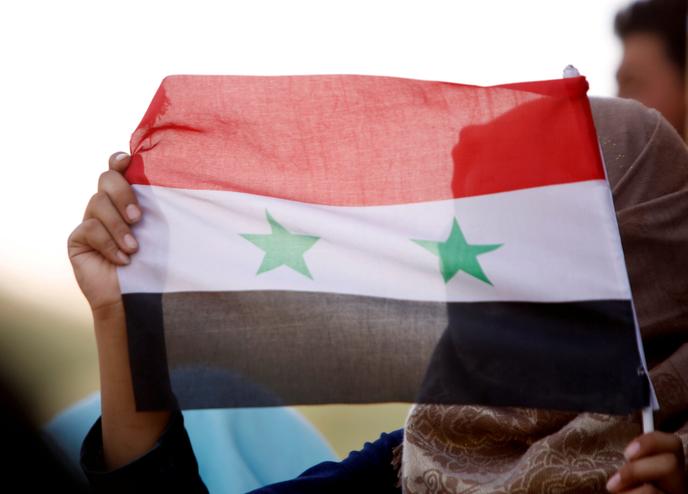 Le Regime Syrien Hisse Le Drapeau National A Deraa
