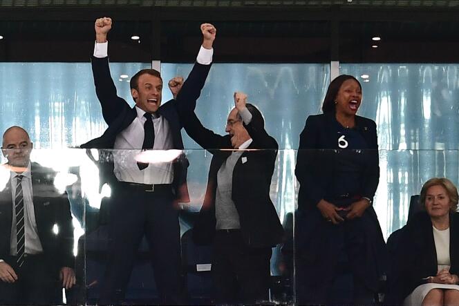 « l’image de la Russie pour les Français est « plutôt mauvaise » quoique en amélioration » (Emmanuel Macron, le président de la Fédération française de football, Noël Le Graët, et la ministre des sports, Laura Flessel, fêtent la qualification de la France pour la finale de la Coupe du monde, mardi 10 juillet à Saint-Pétersbourg).