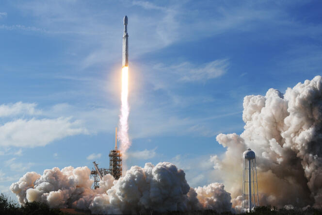 Le Falcon Heavy, conçu par SpaceX, est la fusée la plus puissante. Ici lors du lancement d’une voiture Tesla, en février, en Floride.