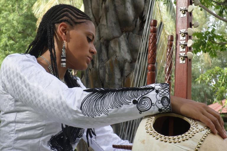 La chanteuse gambienne Sona Jobarteh et sa kora.