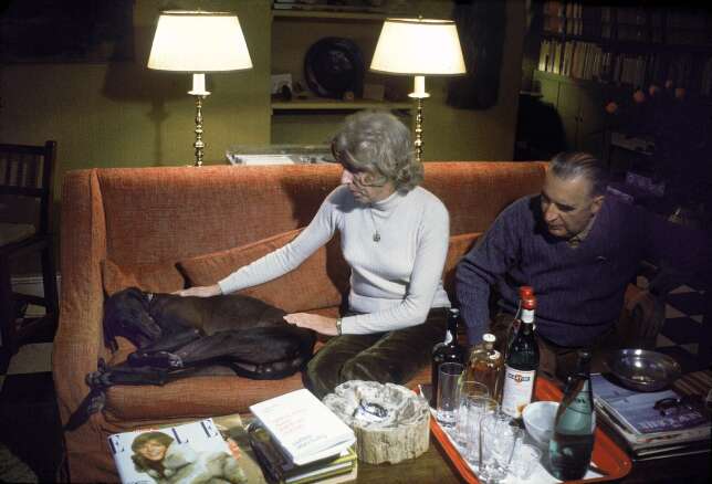 Georges Pompidou et son épouse, Claude, avec leur chien Jupiter, dans leur résidence secondaire d’Orvilliers, en décembre 1969.